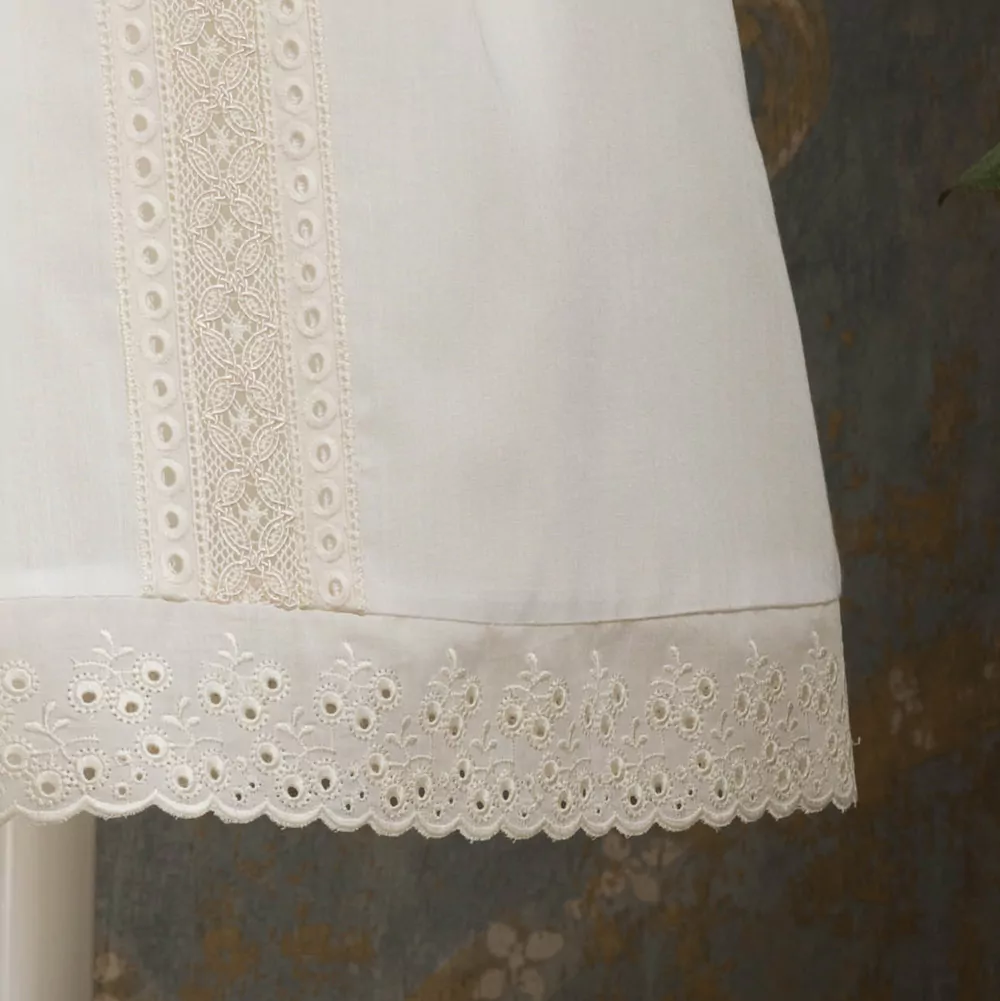 Detalle de vestido faldón beige