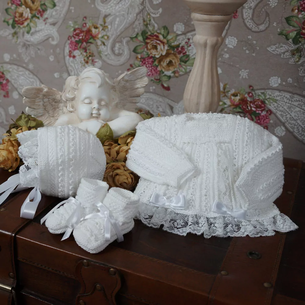 Conjunto chaqueta, gorro y patucos blanco