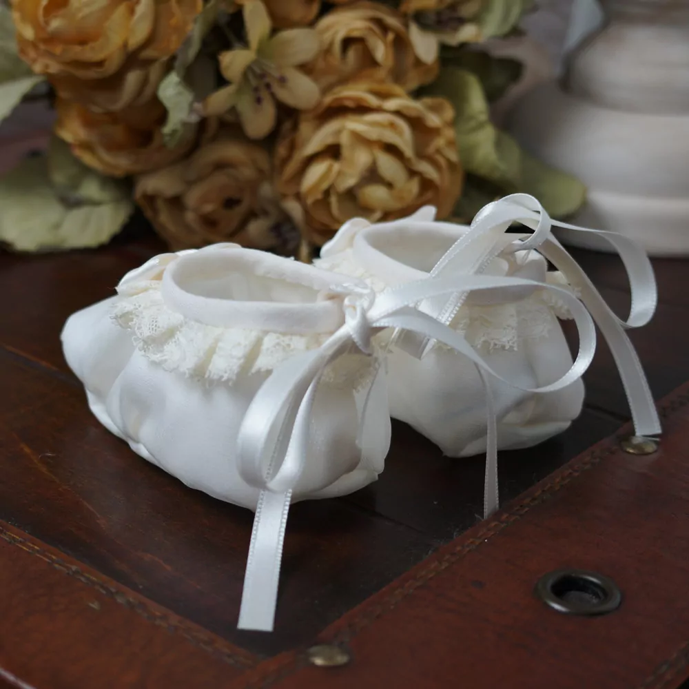 Zapatito de bautizo en seda marfil - Imagen 2