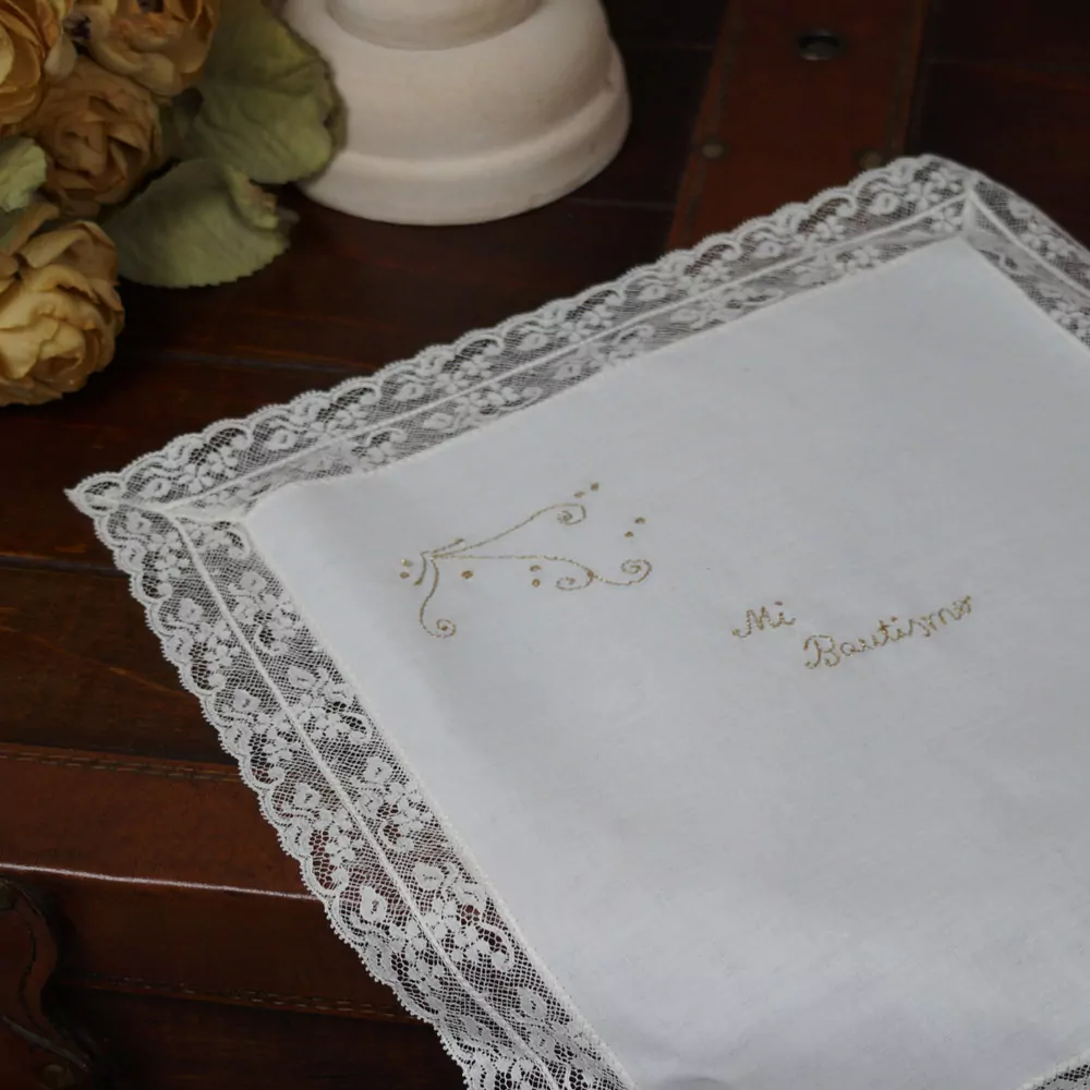 Pañuelo bautizo en batista crudo - Imagen 2