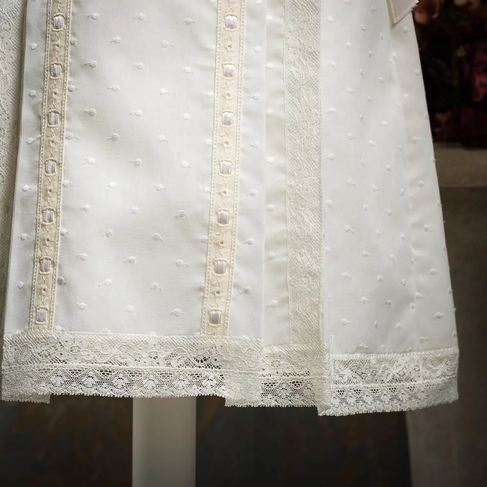 Embroidered batiste cotton dress with lace and satin ribbon bows - Image 3