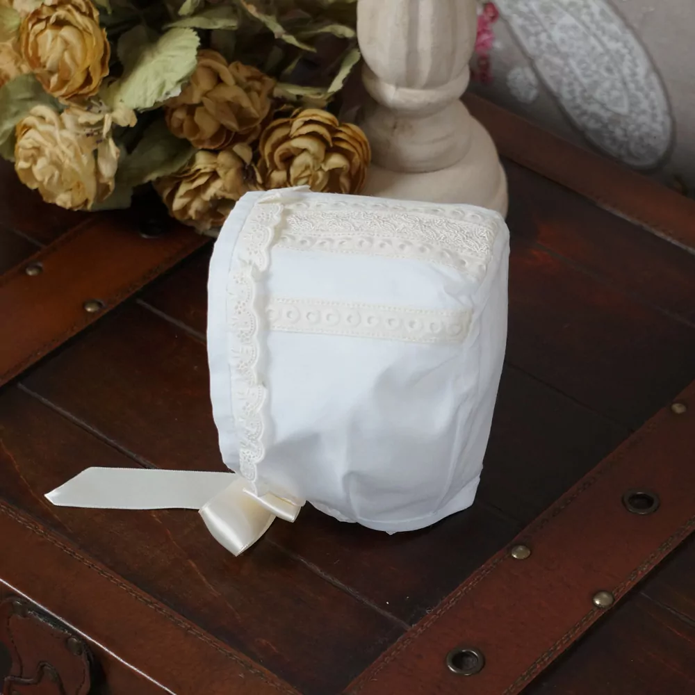 Batiste and embroidered cotton lace bonnet
