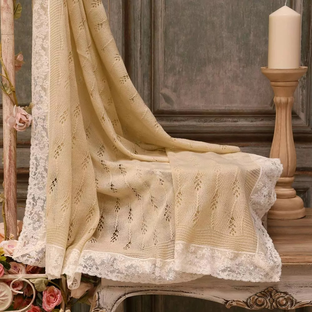 Manta de bebé tipo chal inglés con encaje