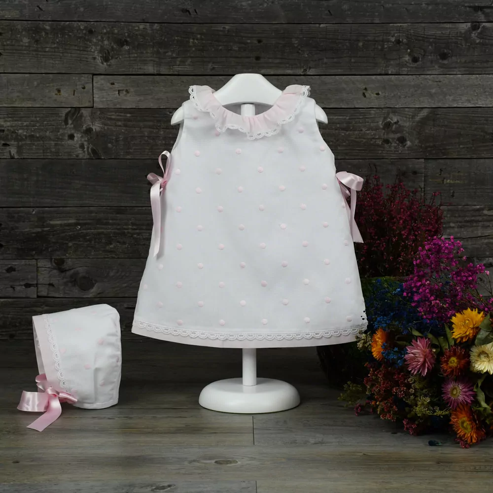 Vestido en muselina blanca con topos rosas