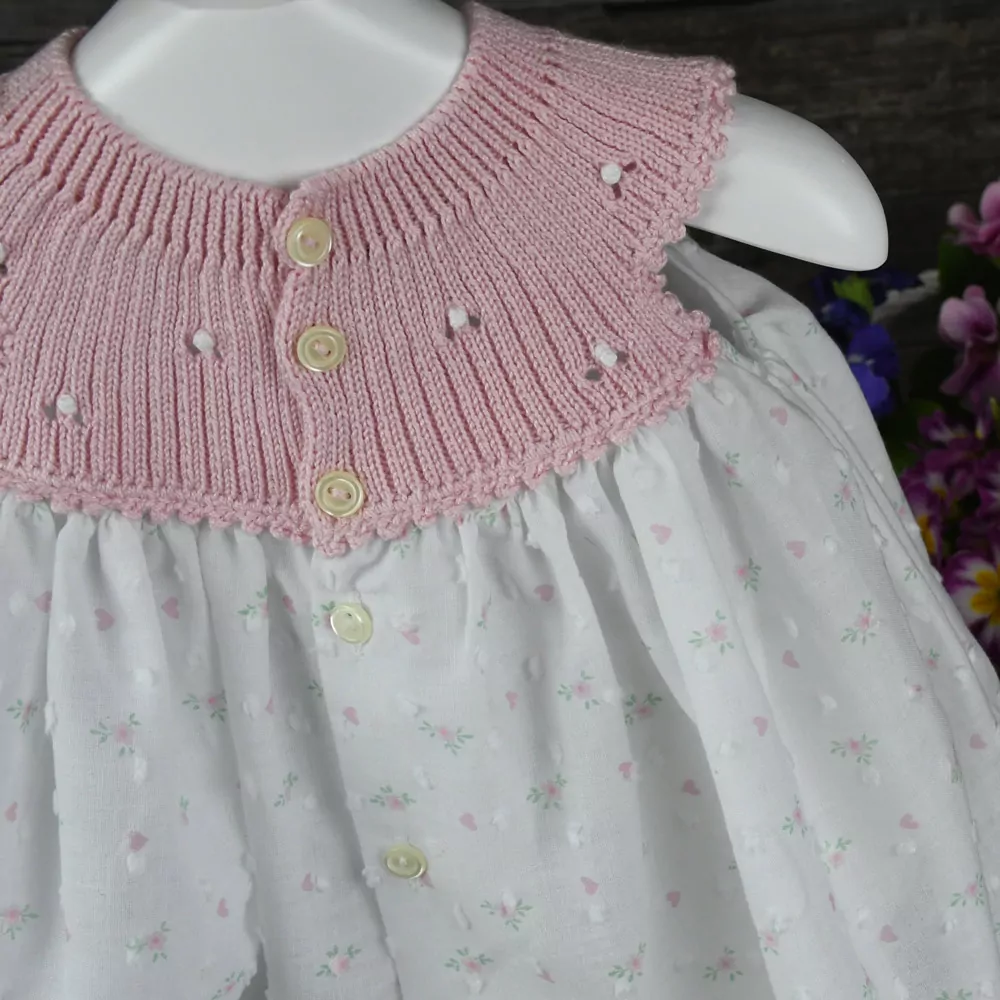 Vestido tipo jesusito en plumeti estampado con canesú en punto - Imagen 4