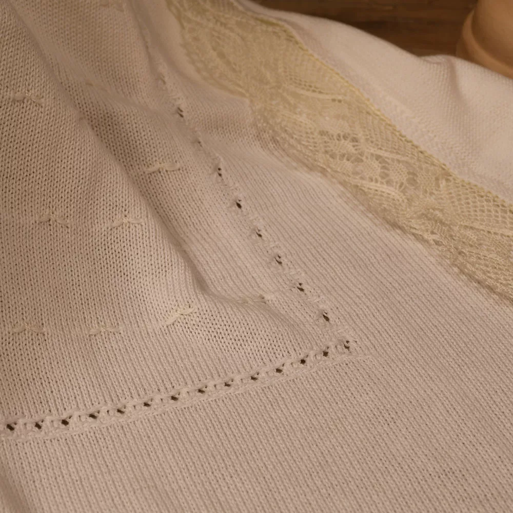 Soft baby shawl with guipure - Image 3