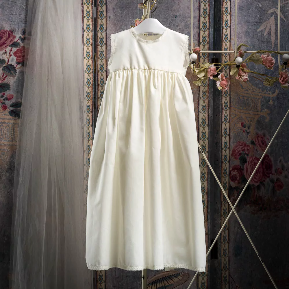 Faldón y capota de bautizo marfil con tul bordado