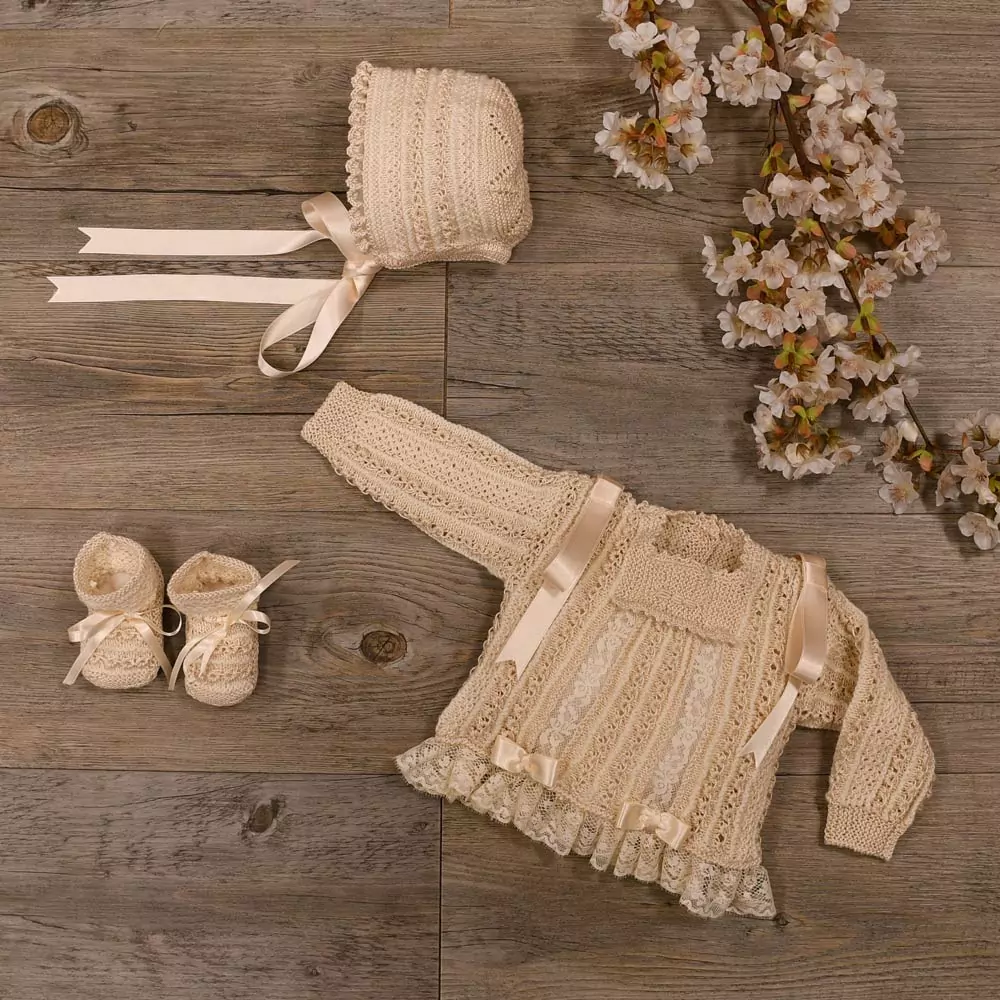 Conjunto chaqueta, gorro y patucos tostado