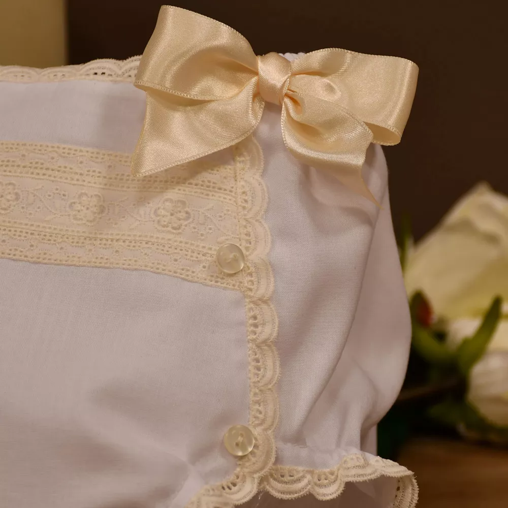 Cubrepañal batista blanco y beige - Imagen 2