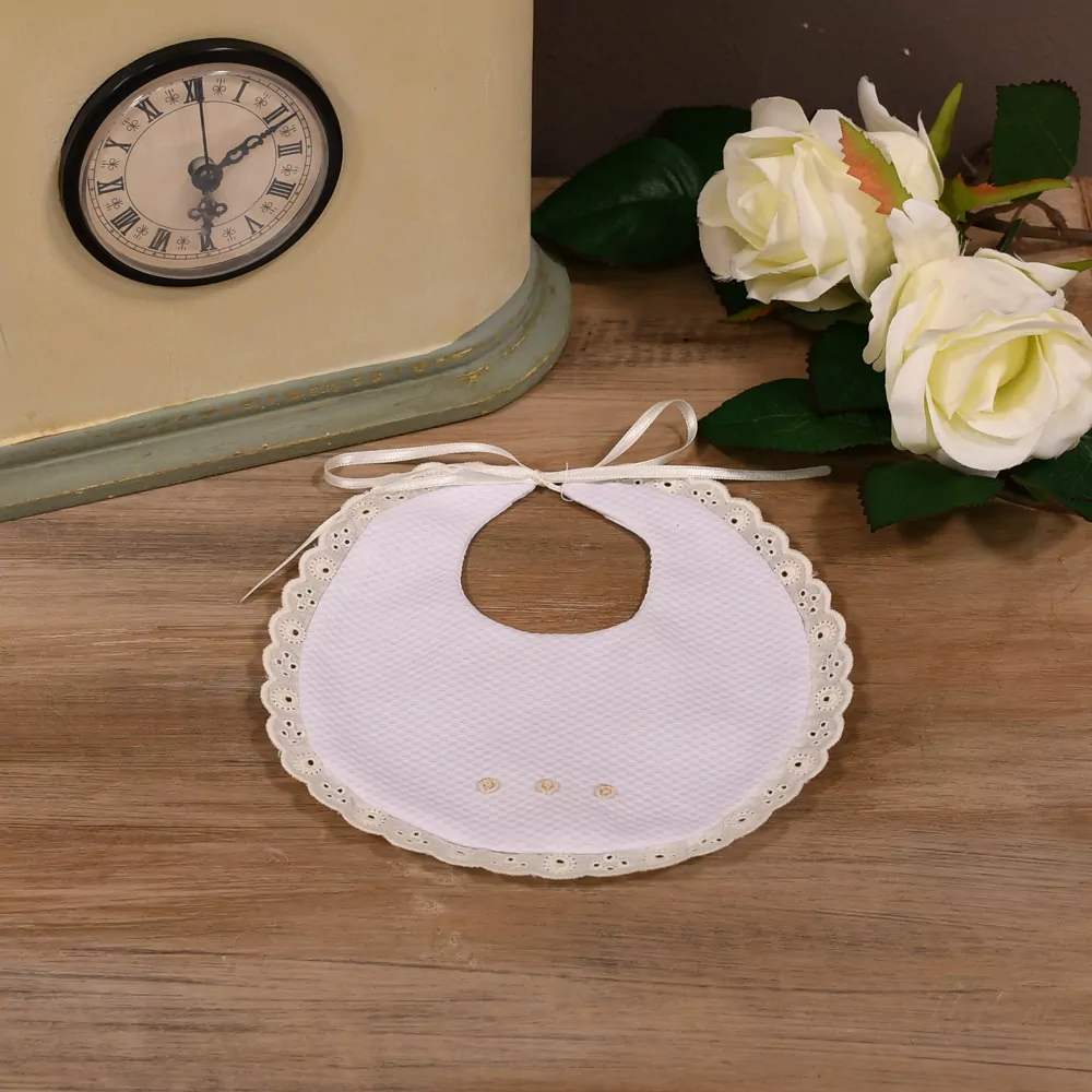 Babero piqué blanco y beige