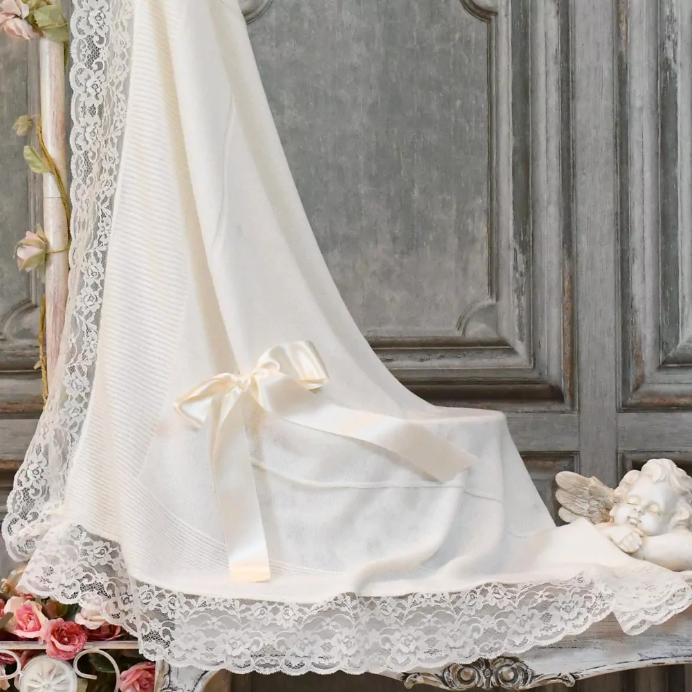 Manta bebe marfil con encaje