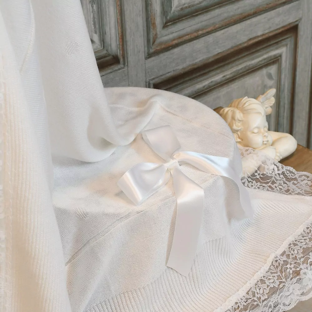 Manta bebe con gran encaje - Imagen 4