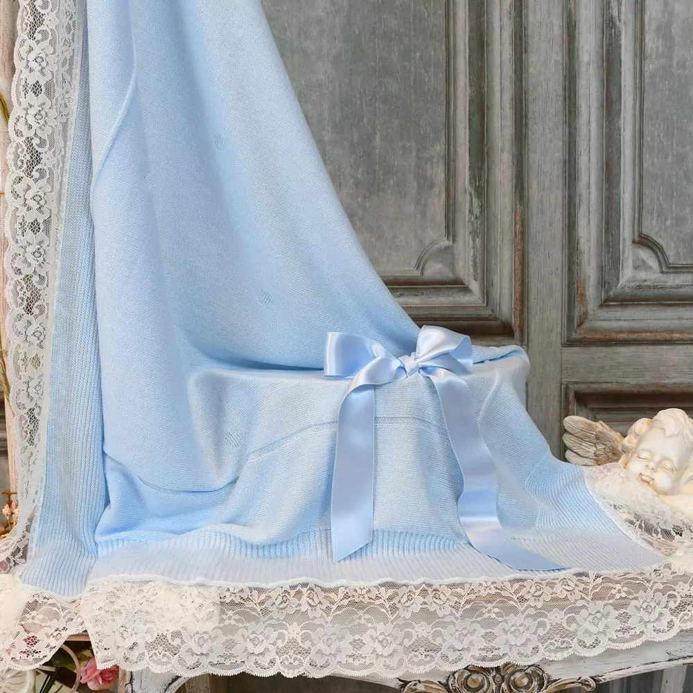 Toquilla de punto celeste con encaje