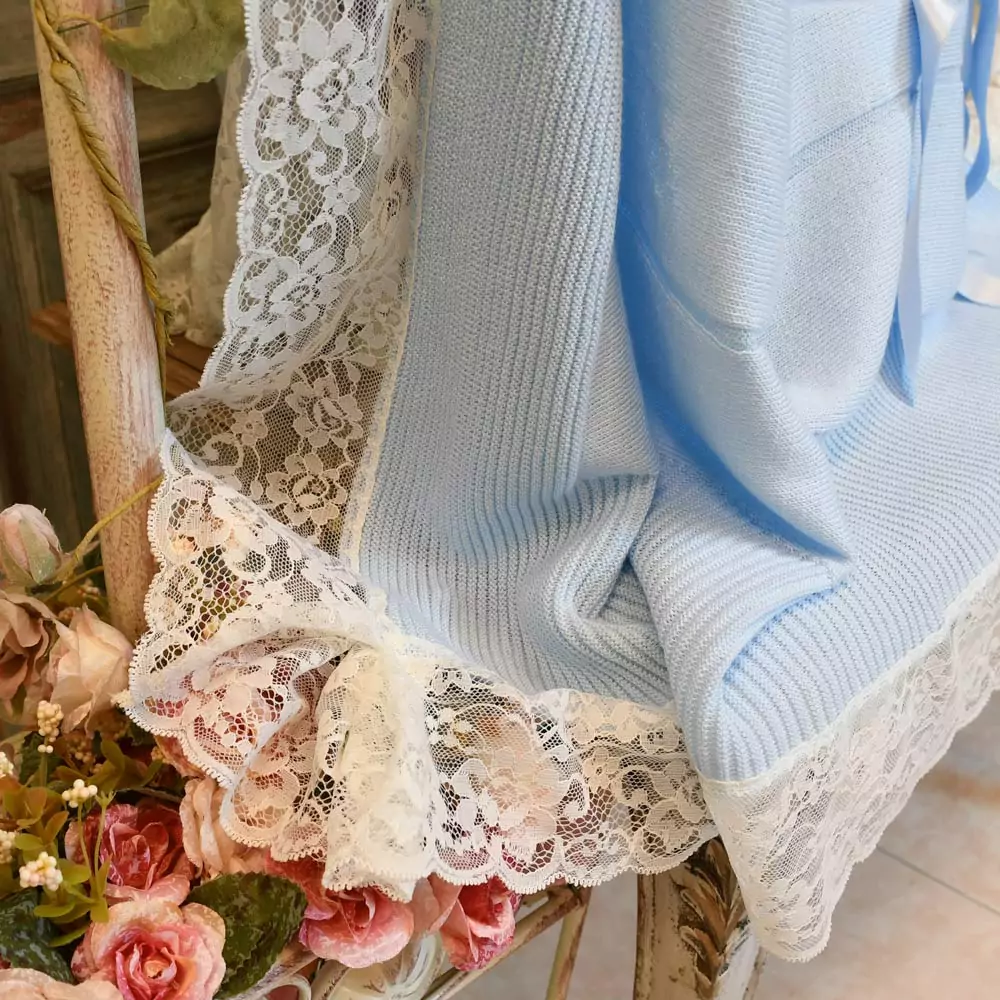 Toquilla de punto celeste con encaje - Imagen 2