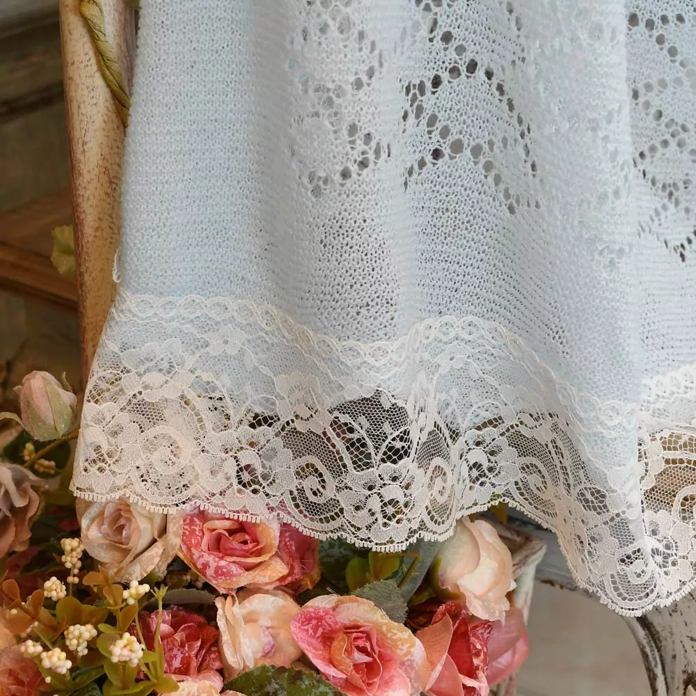 Toquilla bebé celeste tipo chal Inglés. Exclusiva de Nayfer - Imagen 2