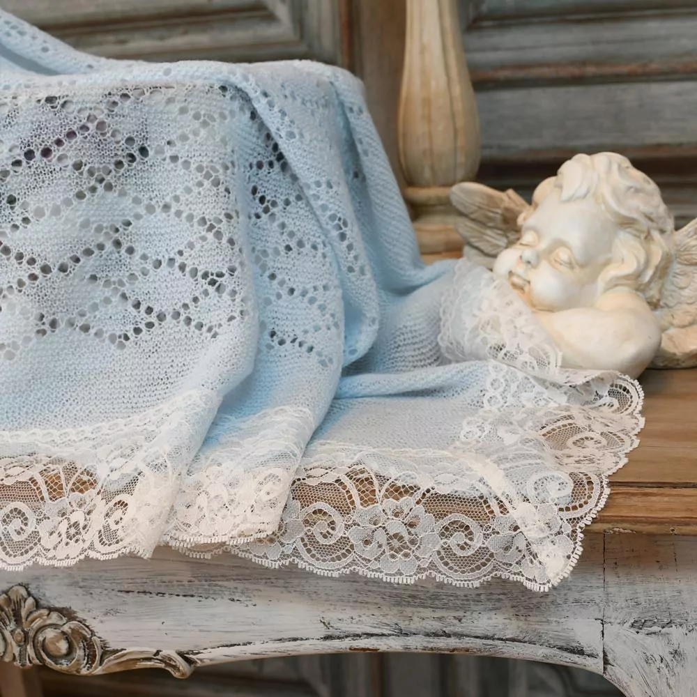 Toquilla bebé celeste tipo chal Inglés. Exclusiva de Nayfer - Imagen 3