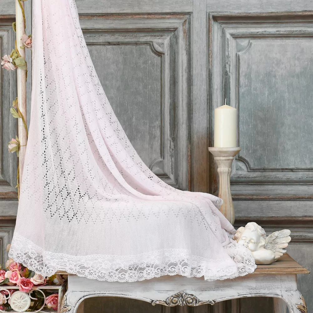 Toquilla bebé rosa tipo chal Inglés con encaje. Exclusiva de Nayfer