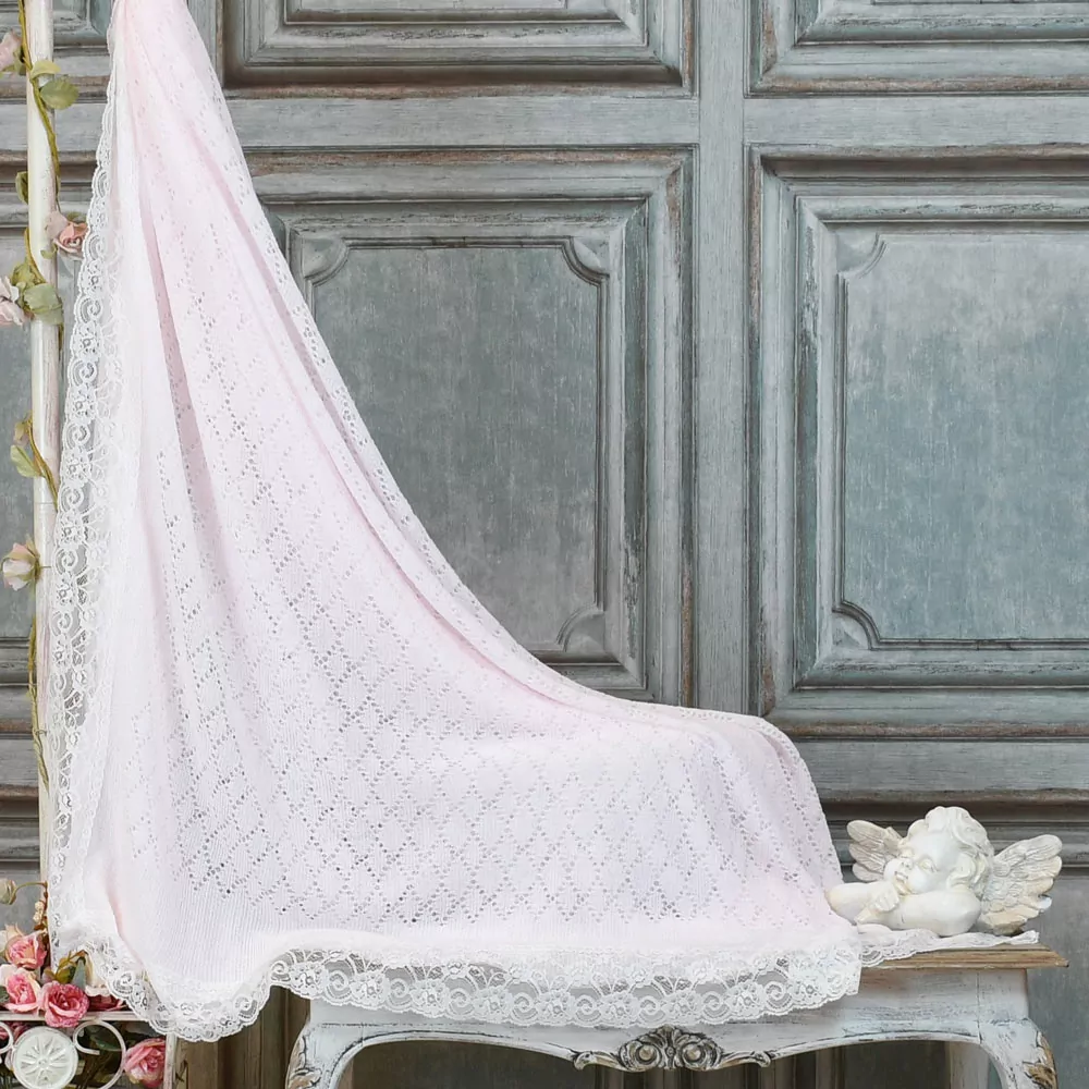 Toquilla bebé tipo chal inglés rosa con encaje. Exclusiva de Nayfer