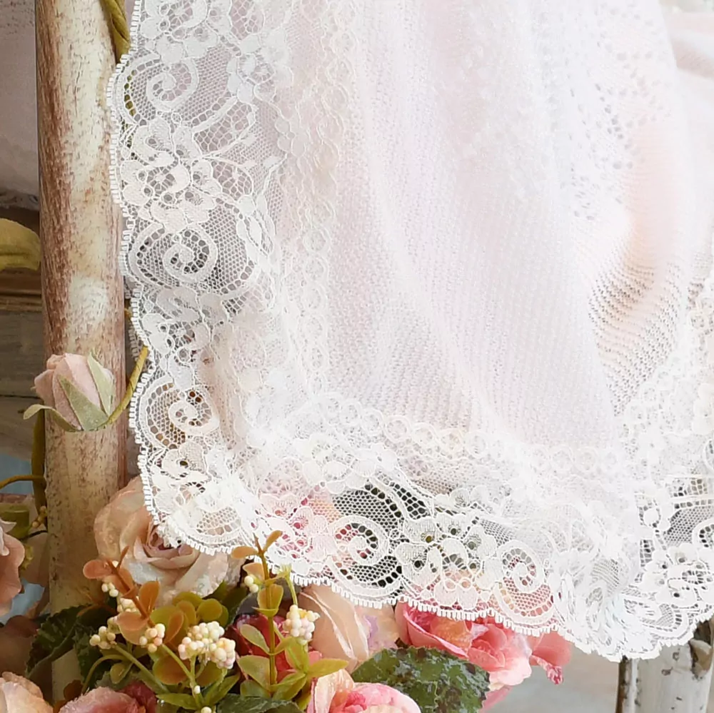 Toquilla bebé tipo chal inglés rosa con encaje. Exclusiva de Nayfer - Imagen 2