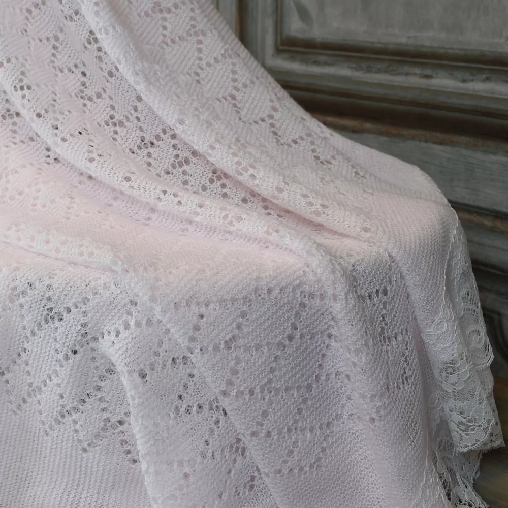 Toquilla bebé tipo chal inglés rosa con encaje. Exclusiva de Nayfer - Imagen 3