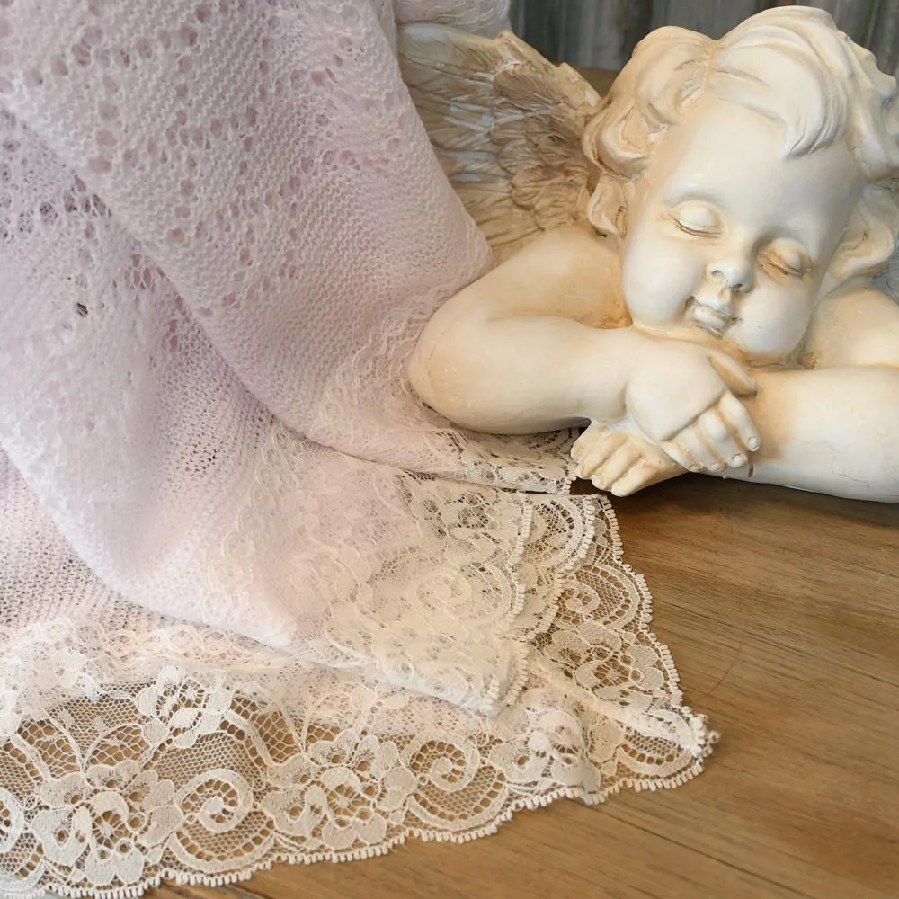 Toquilla bebé tipo chal inglés rosa con encaje. Exclusiva de Nayfer - Imagen 4