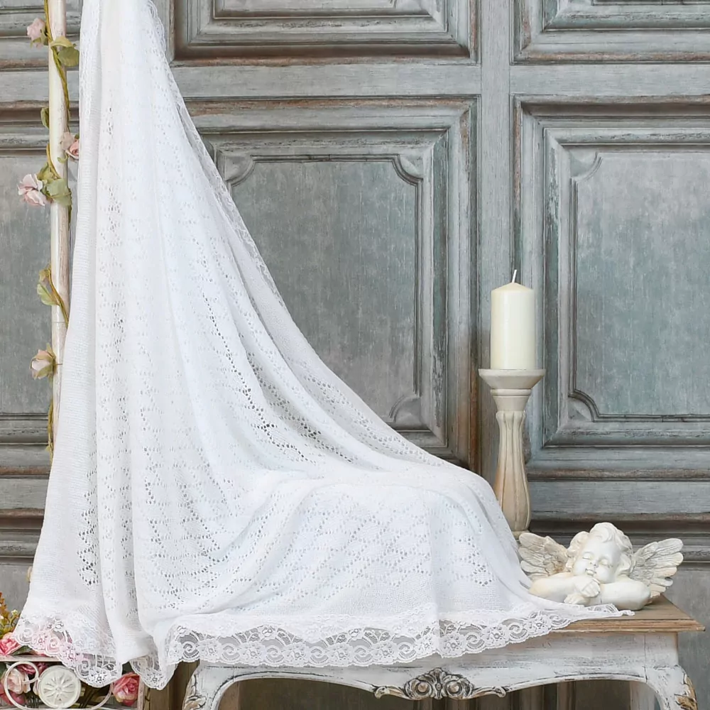 Manta bebé tipo chal Inglés blanco con encaje.  Exclusiva de Nayfer