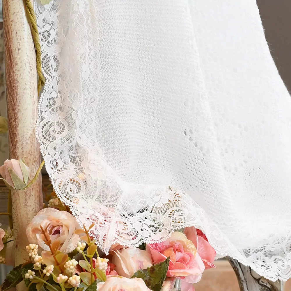 Manta bebé tipo chal Inglés blanco con encaje.  Exclusiva de Nayfer - Imagen 2