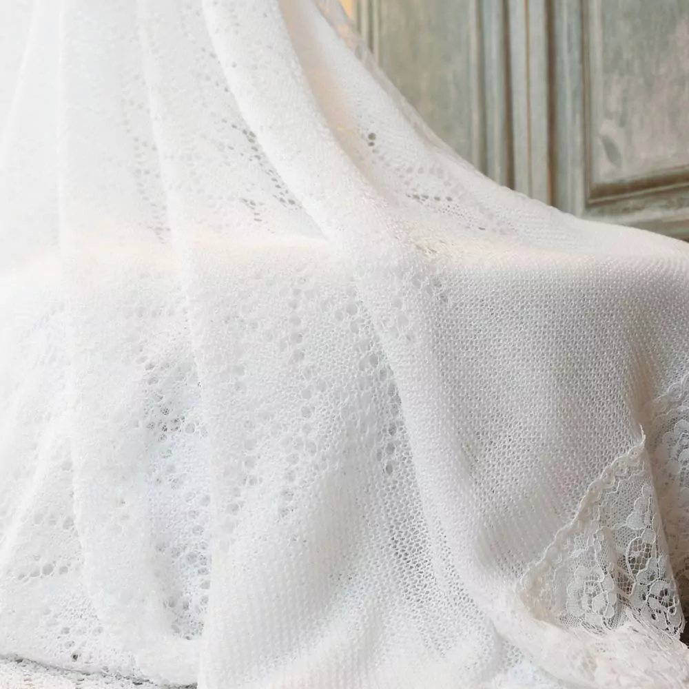 Manta bebé tipo chal Inglés blanco con encaje.  Exclusiva de Nayfer - Imagen 3