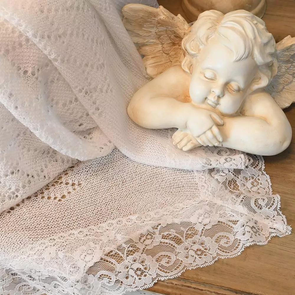 Manta bebé tipo chal Inglés blanco con encaje.  Exclusiva de Nayfer - Imagen 4