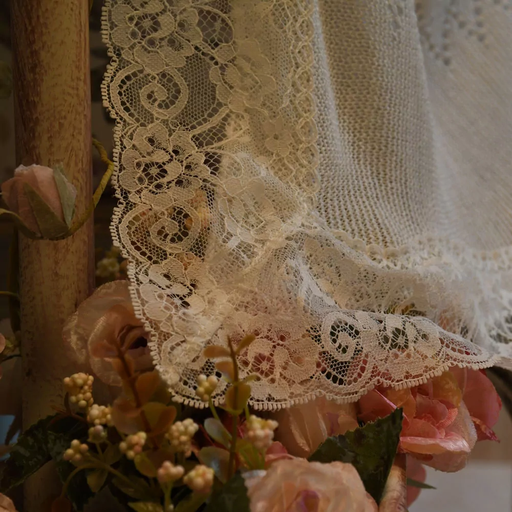 Toquilla bebé marfil tipo chal Inglés con encaje. Exclusiva de Nayfer - Imagen 2