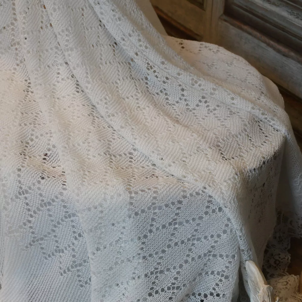 Toquilla bebé marfil tipo chal Inglés con encaje. Exclusiva de Nayfer - Imagen 3