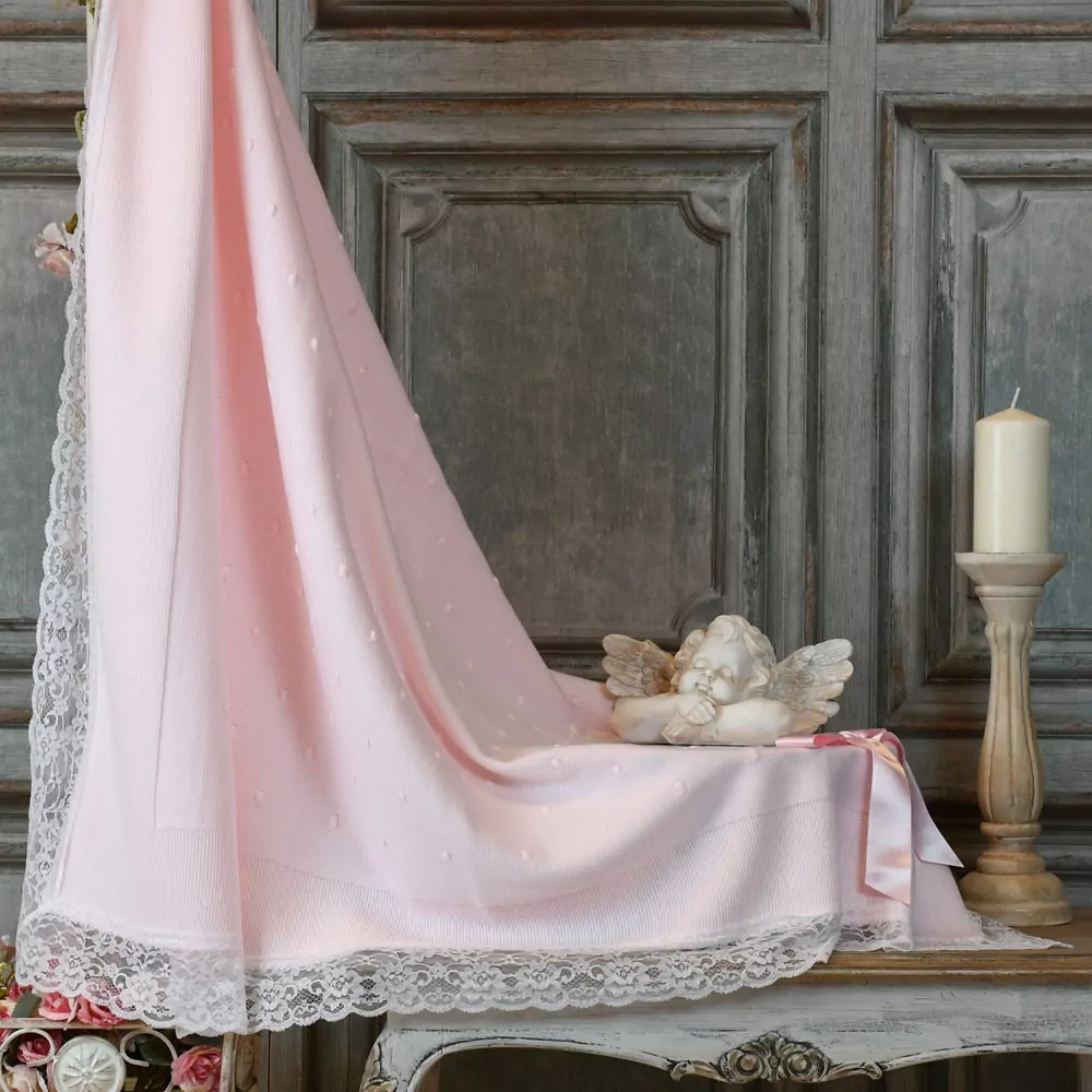 Manta para bebé con bordados 