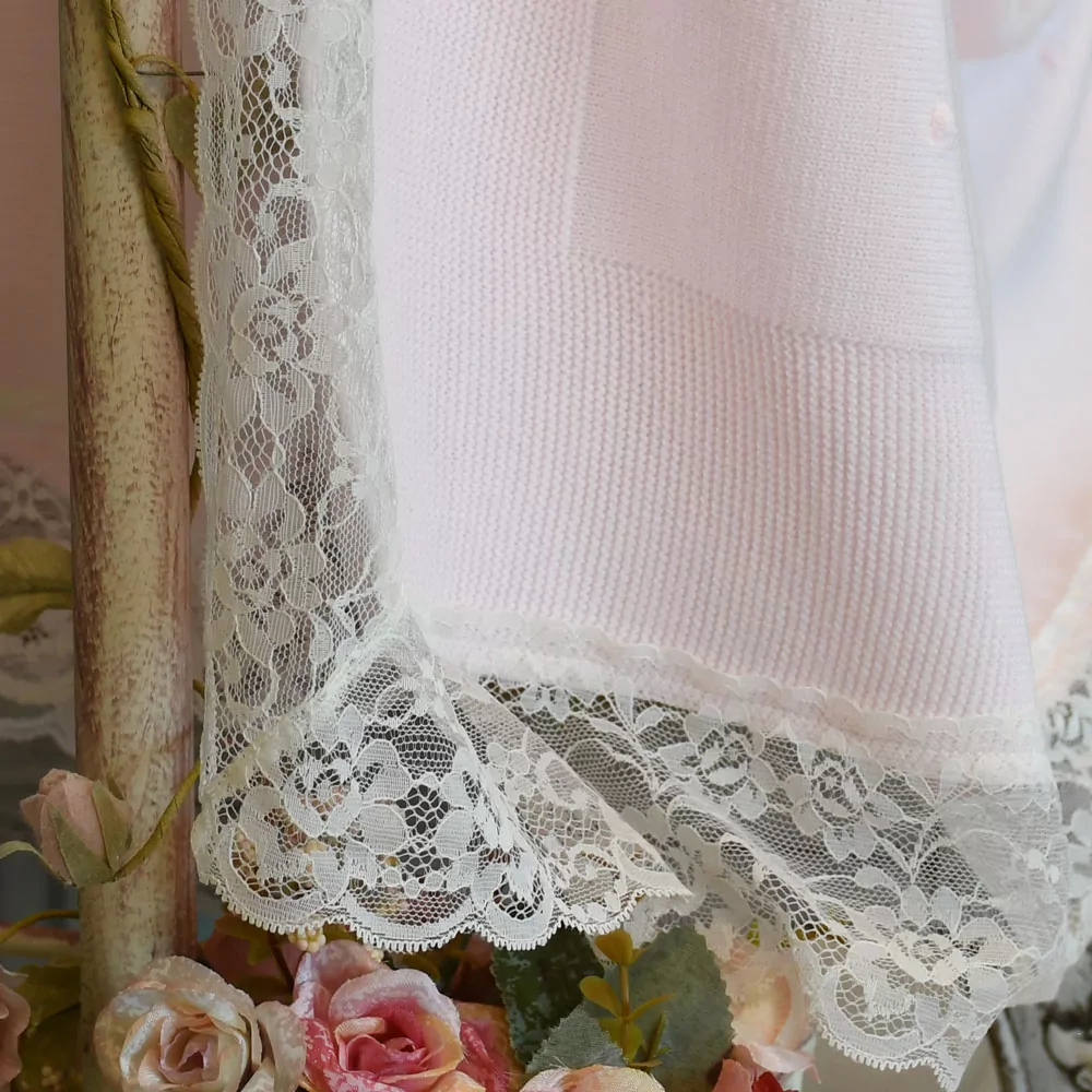 Toquilla bebé XL rosa con bodoques rematada con encaje. Exclusiva de Nayfer - Imagen 2