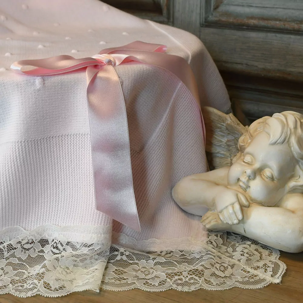 Toquilla bebé XL rosa con bodoques rematada con encaje. Exclusiva de Nayfer - Imagen 3