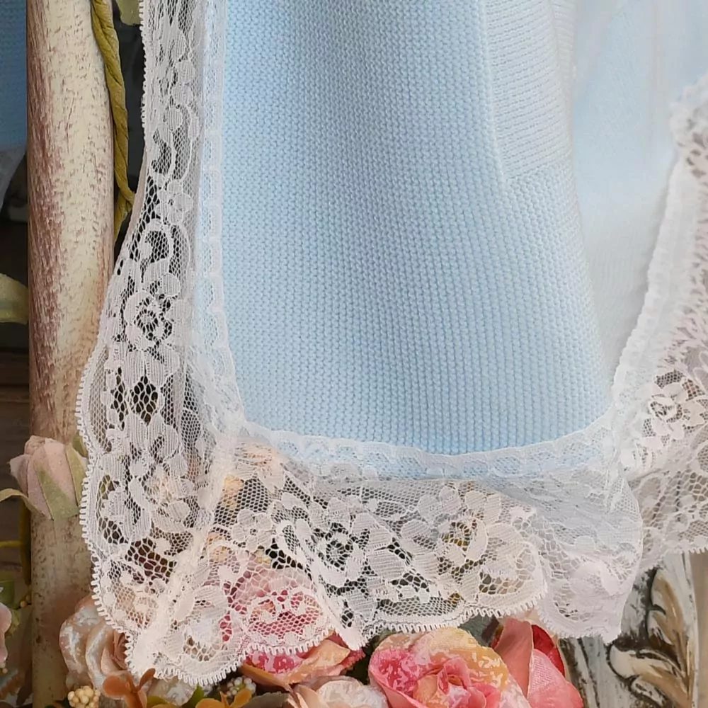 Manta bebe XL con bodoques rematada con encaje. Exclusiva de Nayfer - Imagen 2