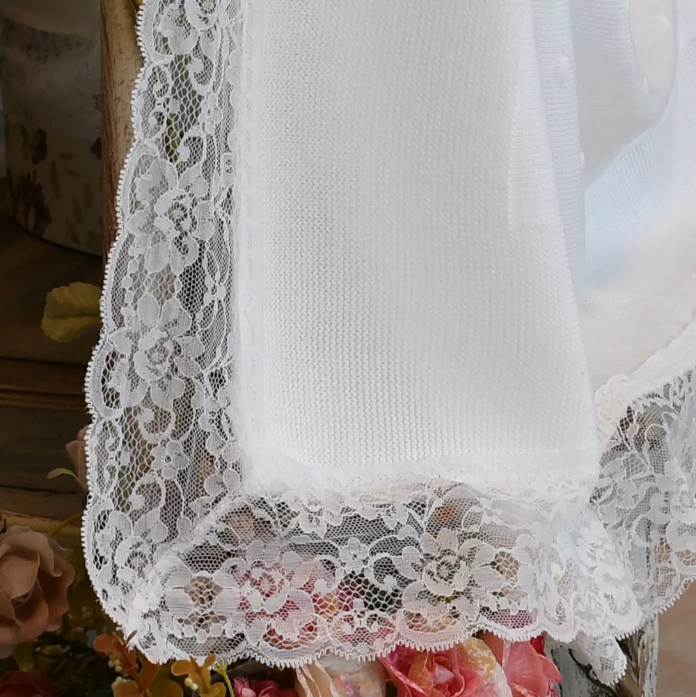 Toquilla bebé XL con bodoques y rematada con encaje. Exclusiva de Nayfer - Imagen 2