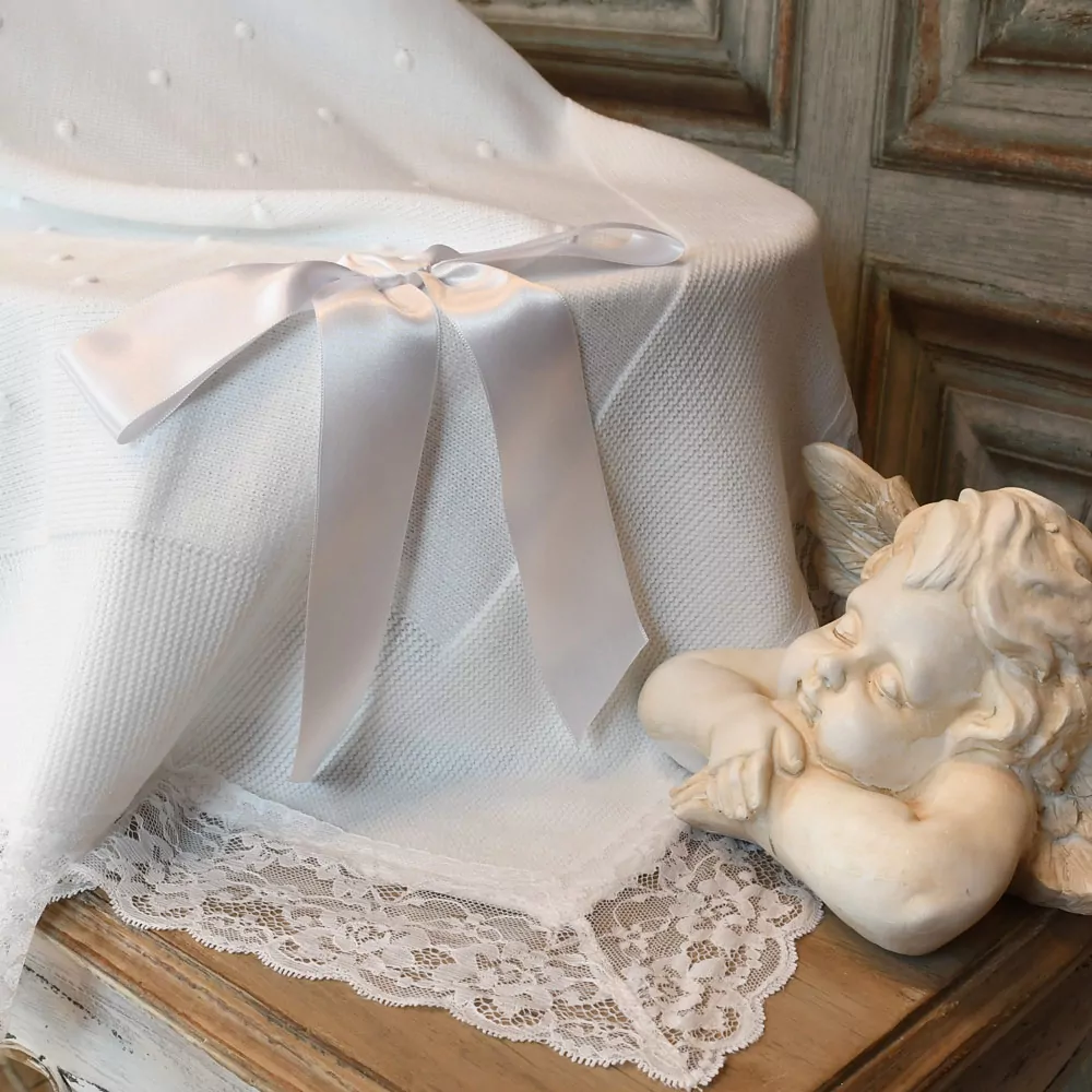 Toquilla bebé XL con bodoques y rematada con encaje. Exclusiva de Nayfer - Imagen 3