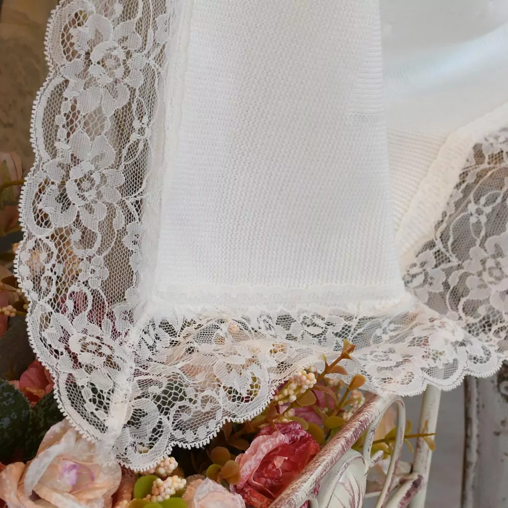 Manta bebé XL, marfil con bodoques rematada con encaje. Exclusiva de Nayfer - Imagen 2