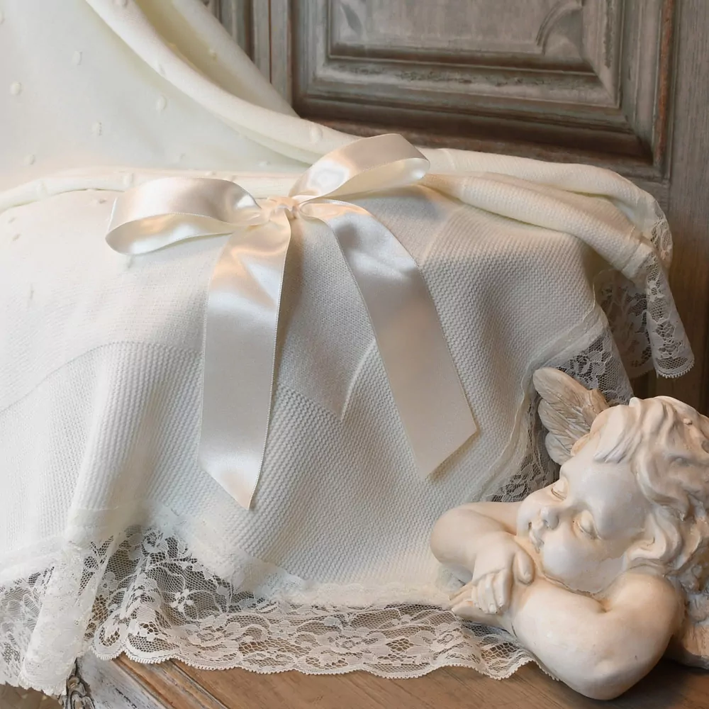 Manta bebé XL, marfil con bodoques rematada con encaje. Exclusiva de Nayfer - Imagen 3