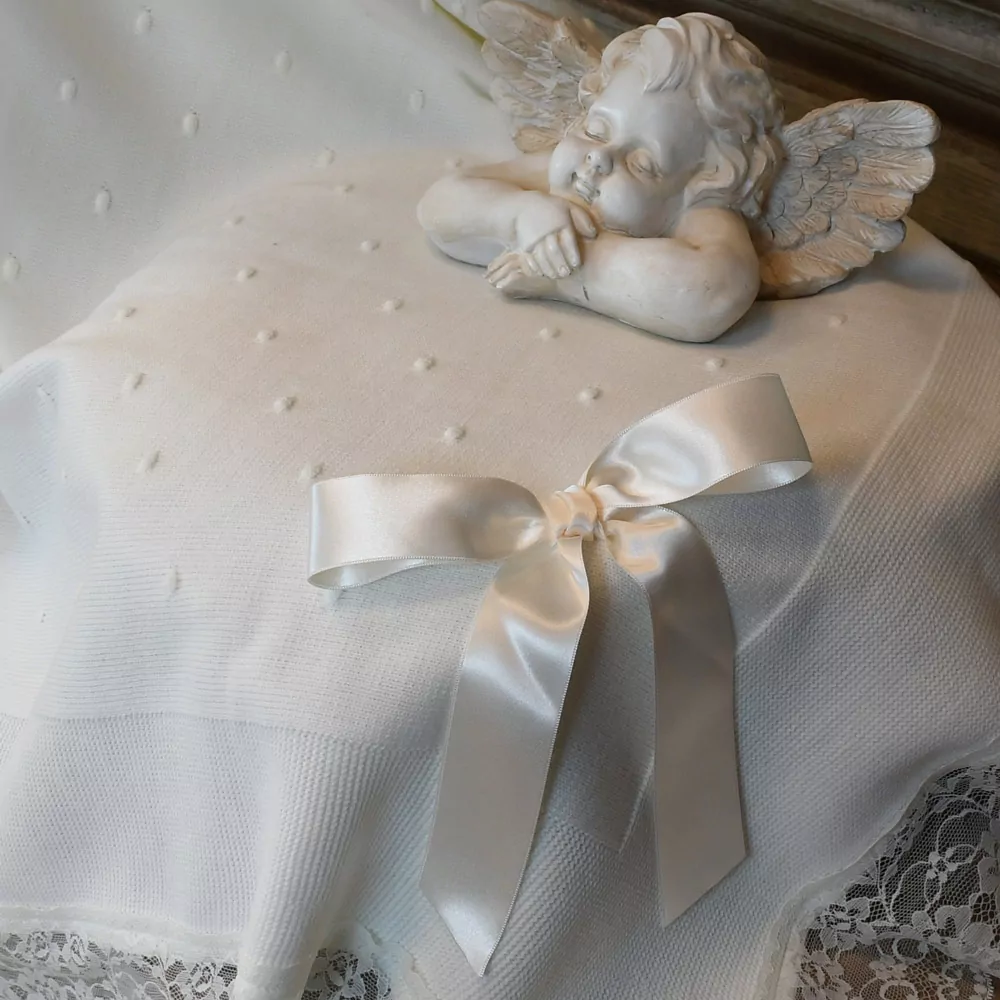 Manta bebé XL, marfil con bodoques rematada con encaje. Exclusiva de Nayfer - Imagen 4