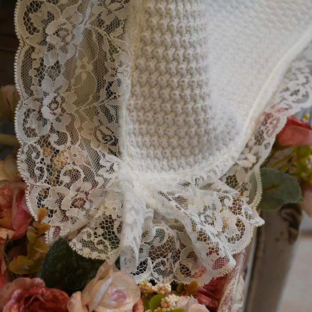 Manta bebé, toquilla en punto muy original con blonda - Imagen 2