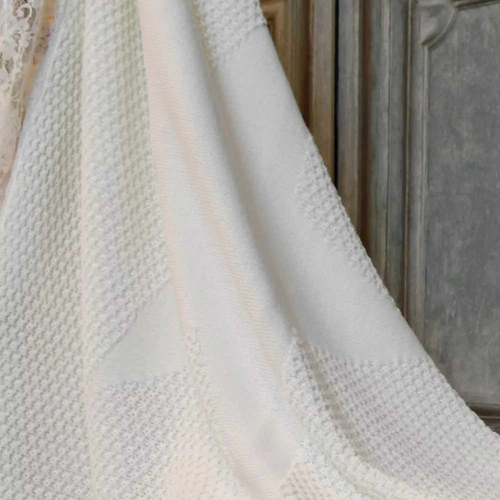 Manta bebé, toquilla en punto muy original con blonda - Imagen 3