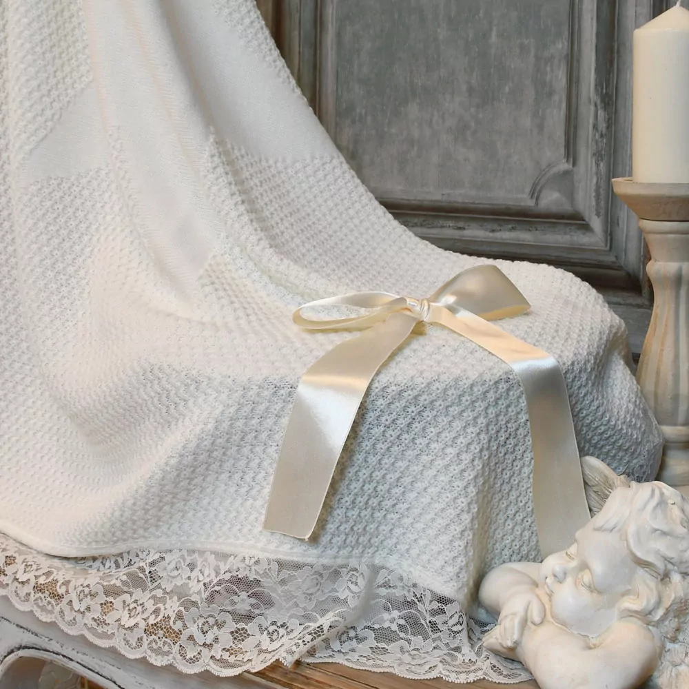 Manta bebé, toquilla en punto muy original con blonda - Imagen 4