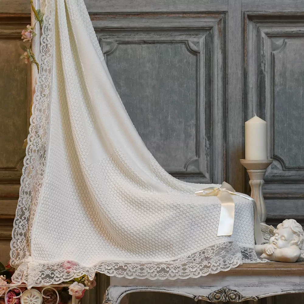 Manta bebé, toquilla en punto muy original con blonda